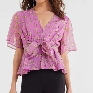 ASTR Women's‎ Pink Stevie Top Size Medium Flutter Sleeve Tie Front Top Floral